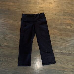Lululemon women’s size 4 Black Bottoms capri leggings Pants